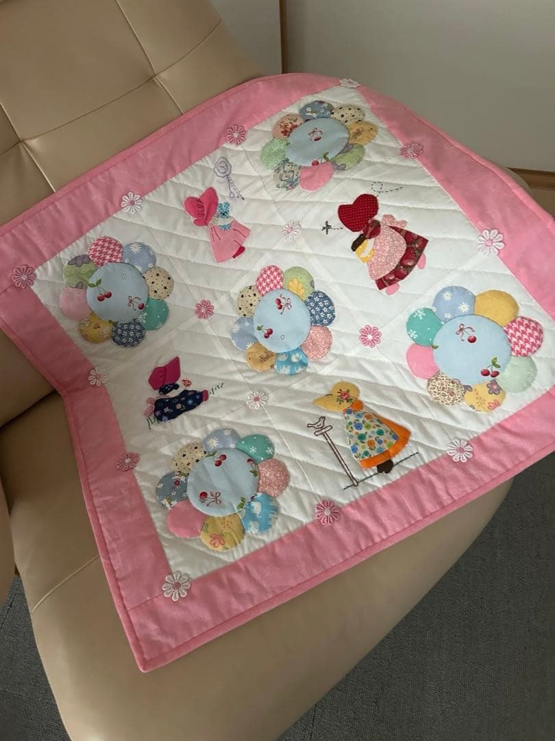 スーちゃんアップリケ とドレスデンプレートのタペストリー