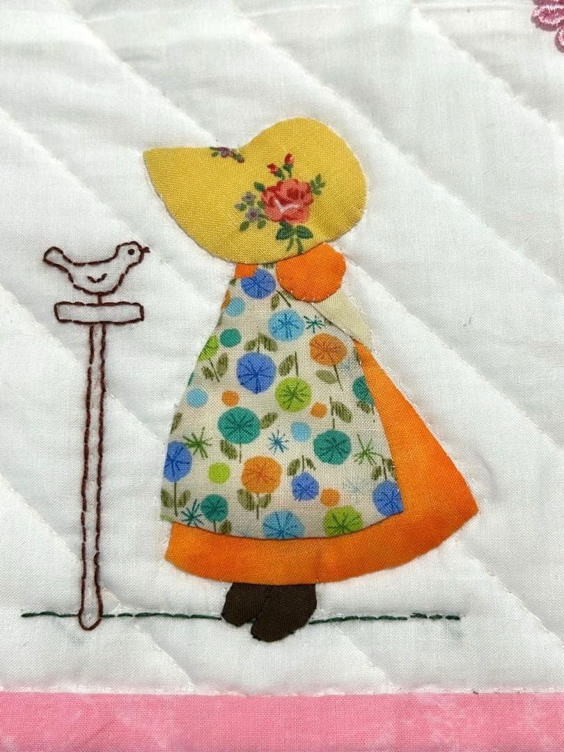 スーちゃんアップリケ とドレスデンプレートのタペストリー