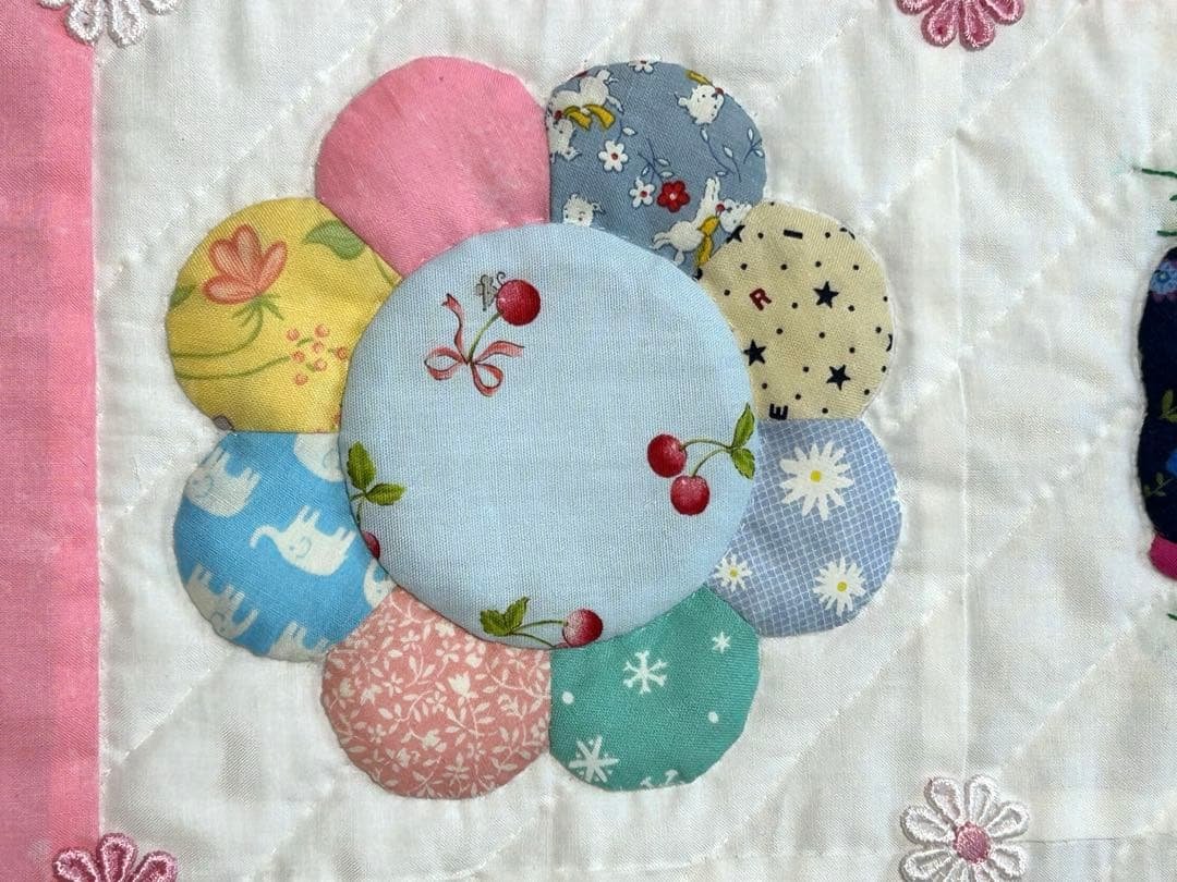 スーちゃんアップリケ とドレスデンプレートのタペストリー