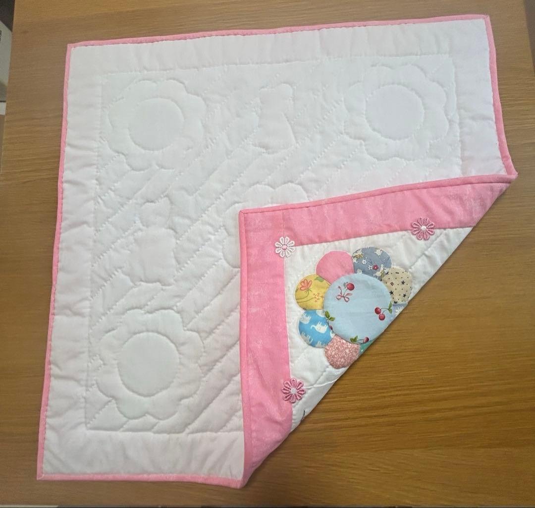 スーちゃんアップリケ とドレスデンプレートのタペストリー